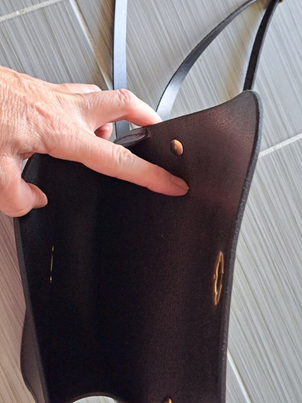Howl + Hide Alice Crossbody Bag 2-In-1 Full Grain Leather Brass Black 8"x6"x3" - Picture 12 of 16